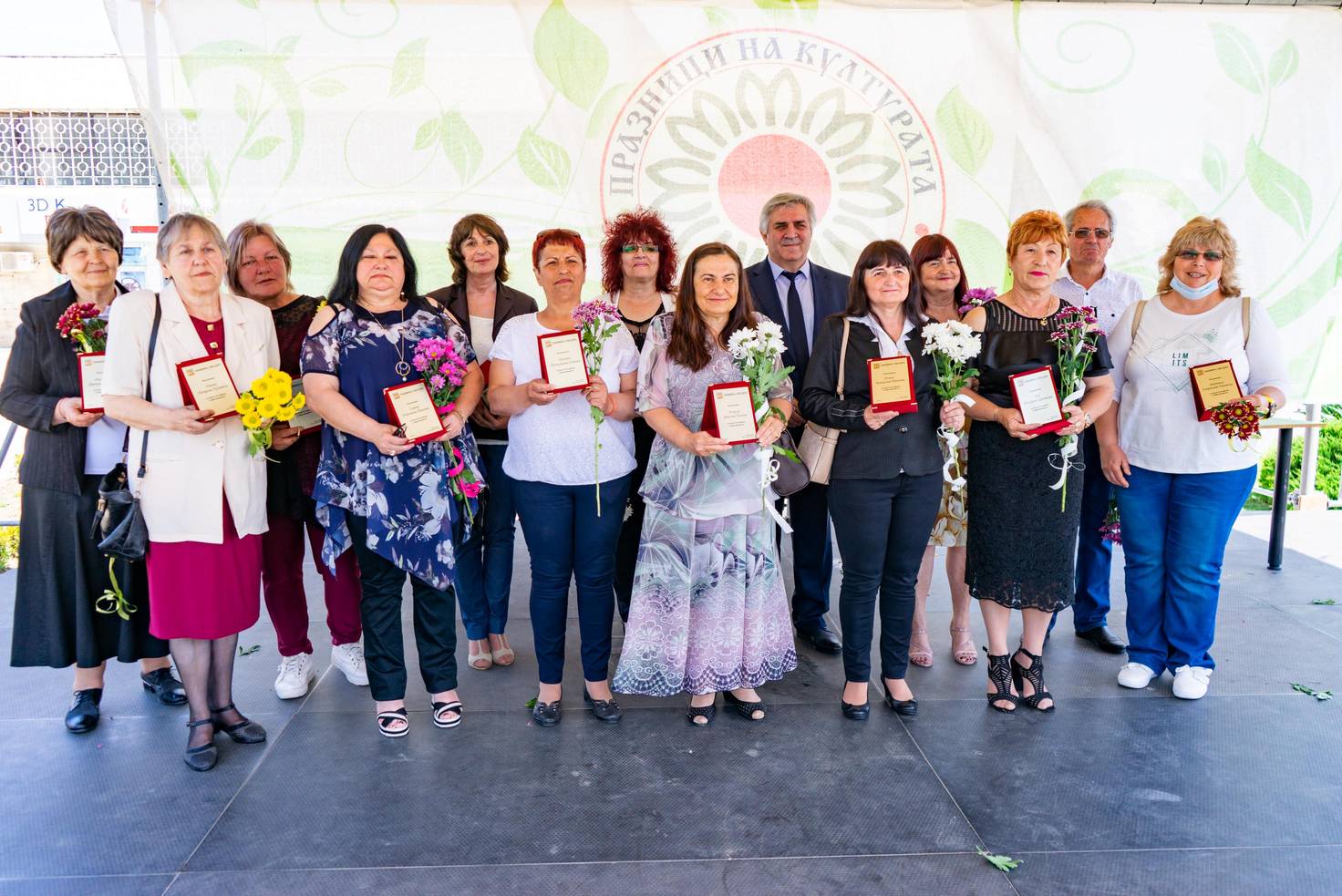 В Мездра наградиха изявени ученици, заслужили учители, групи и състави по случай 24 май 